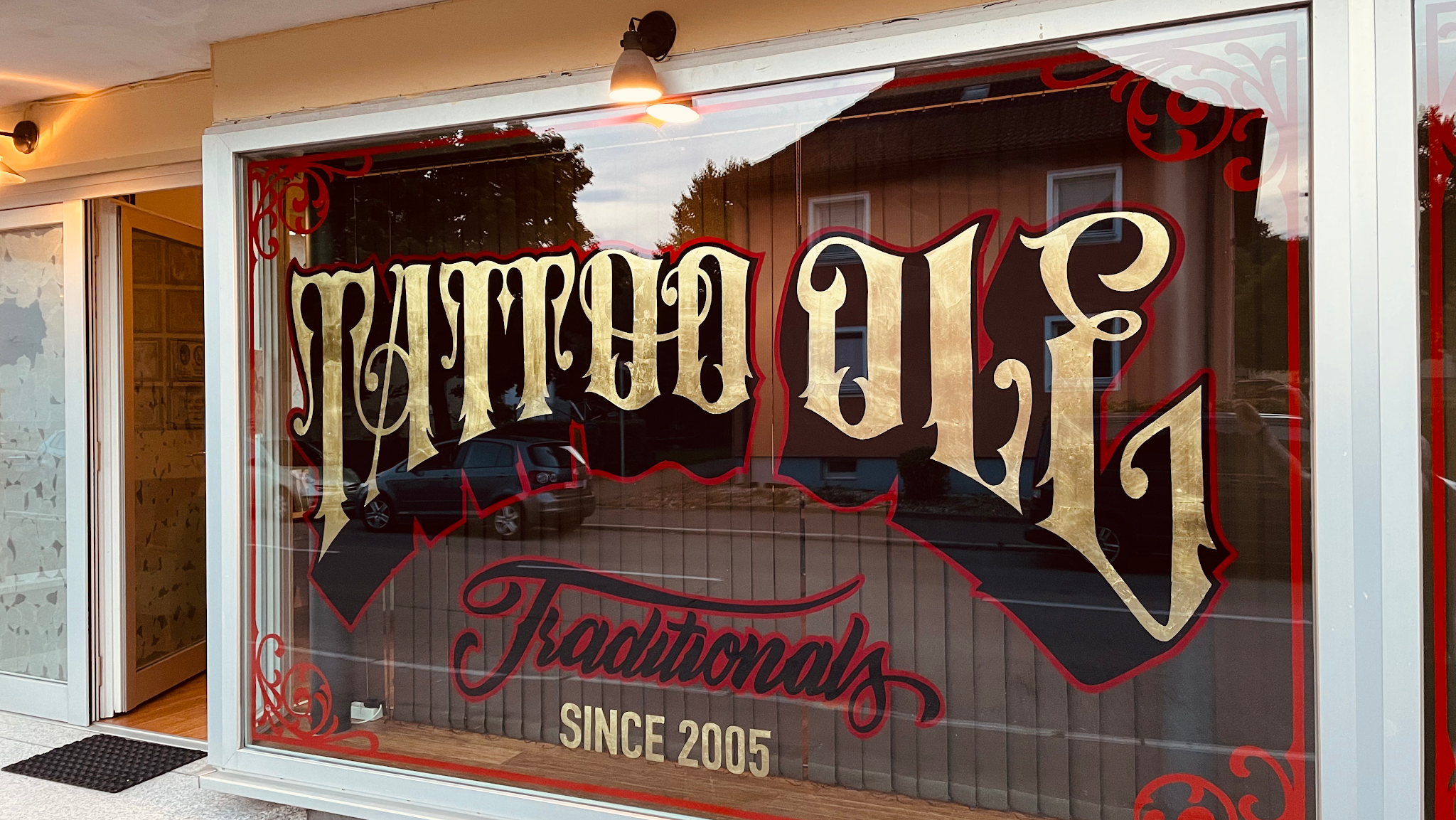 Schaufenster von Tattoo Ole Traditionals mit gold-vergoldetem Schriftzug
