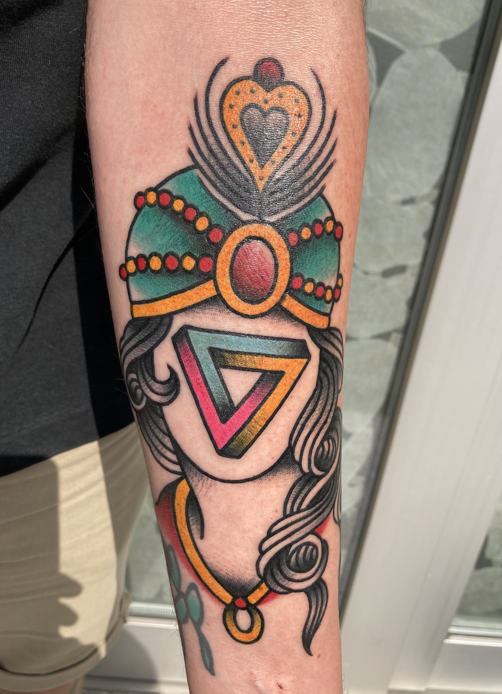 Traditional Farb-Tattoo am Unterarm