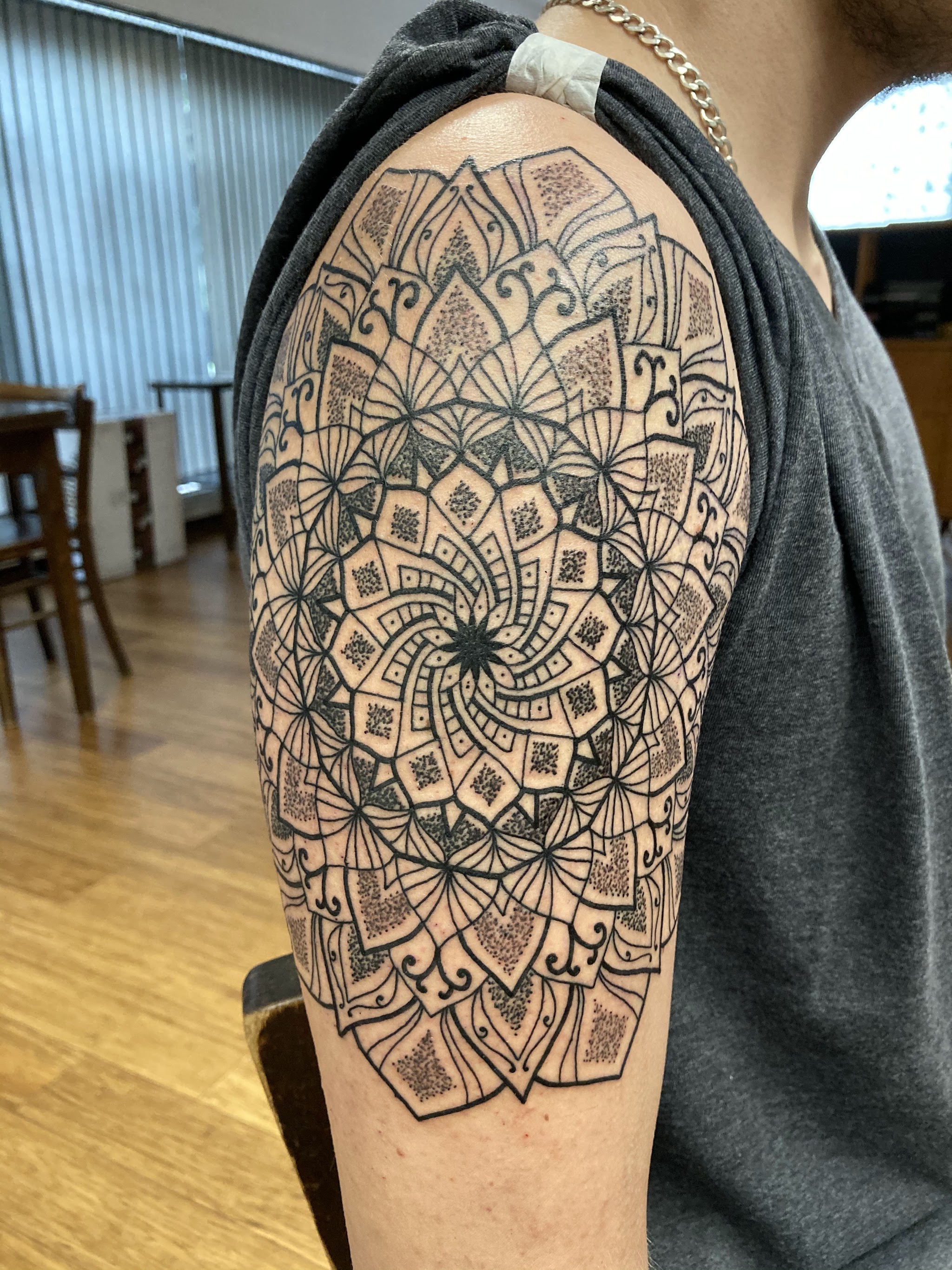 Geometrisches Dotwork-Mandala am Oberarm