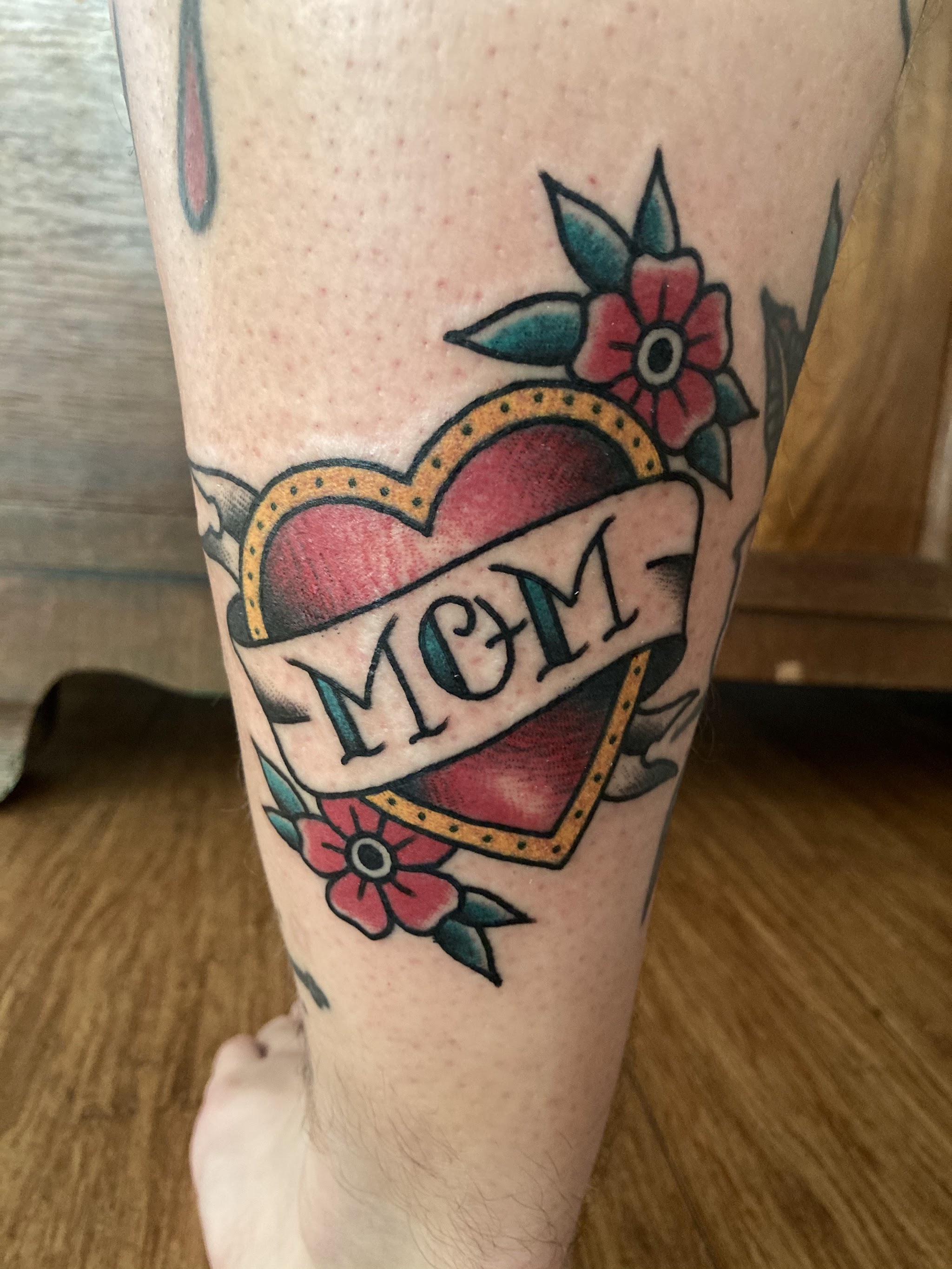 Traditional Herz mit MOM-Banner und Blüten