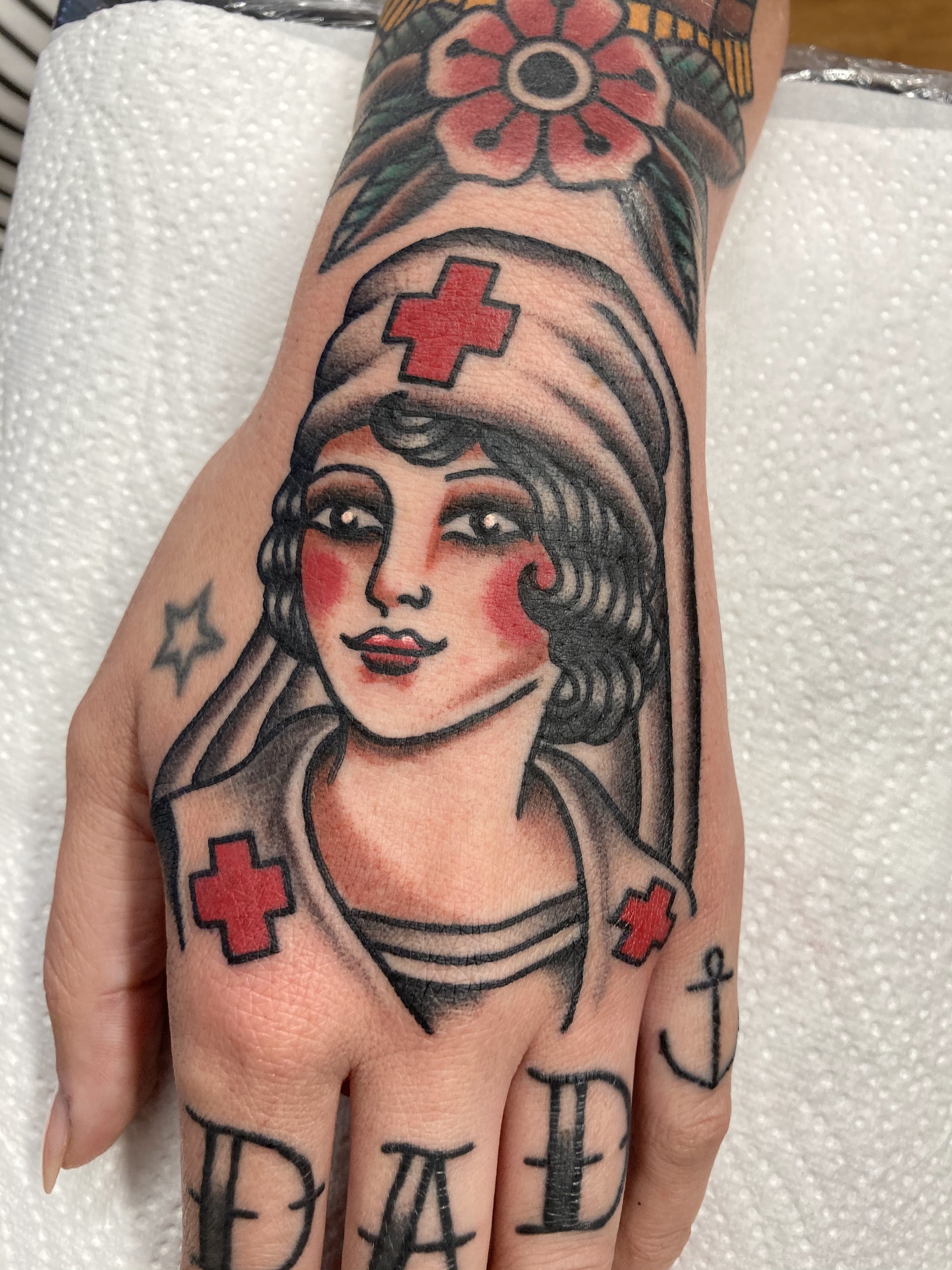 Traditional Pin-up-Krankenschwester auf der Hand