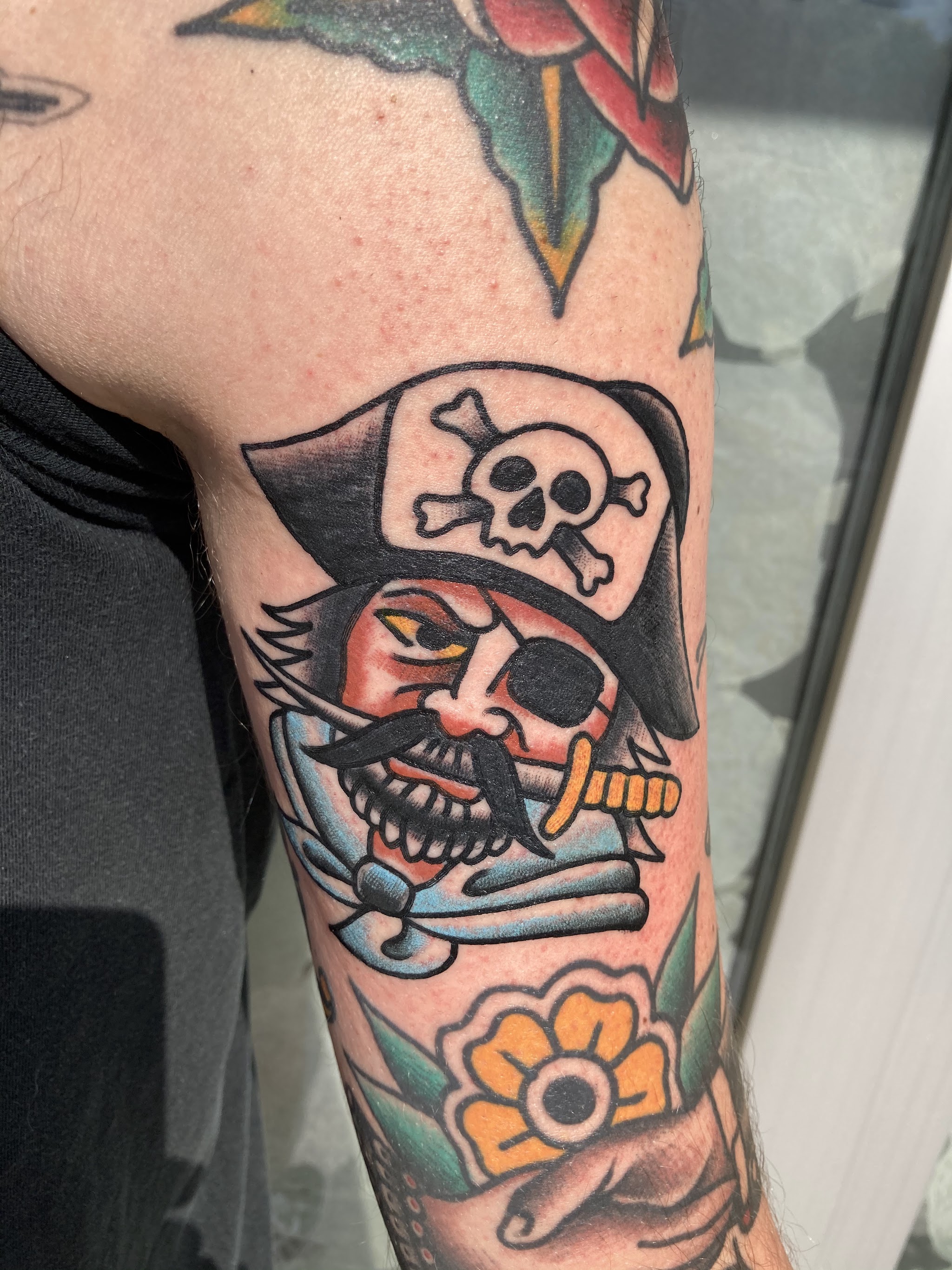 Traditional Piraten-Totenkopf am Oberarm